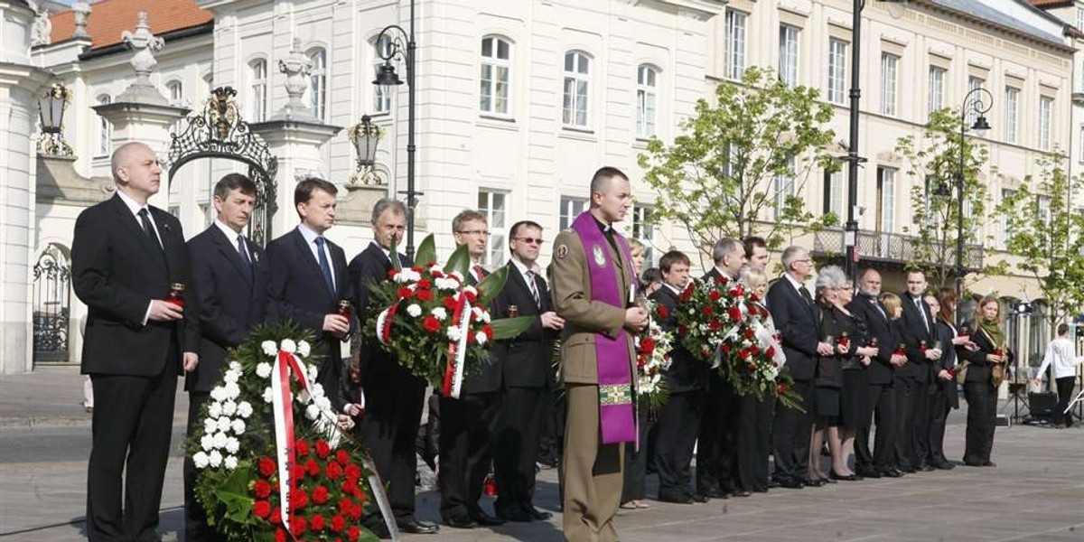 Posłowie PiS składają hołd