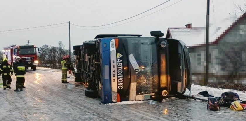 Drogowy horror w Gołębiach. Przewrócił się autokar. Jest wielu rannych