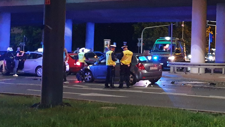 Pijany uciekał przed policją. Zderzył się z nieoznakowanym radiowozem i taksówką