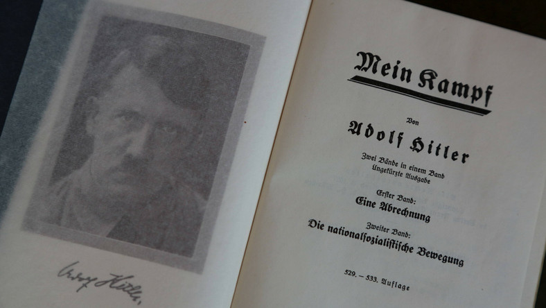 Kontrowersyjna książka Adolfa Hitlera "Mein Kampf" zostanie wydana w Polsce. Będzie to druga na świecie edycja publikacji opatrzona krytycznym wstępem oraz przypisami - informuje "Rzeczpospolita".
