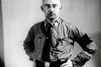 Dostaje potwierdzenie, iż jest chrześniakiem Himmlera. Sprawa srebrnego kubka zostaje wyjaśniona