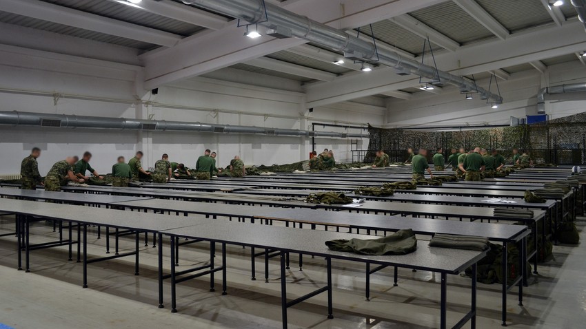 Na vojnom aerodromu u Nišu u toku je realizacija osnovne padobranske obuke vojnika