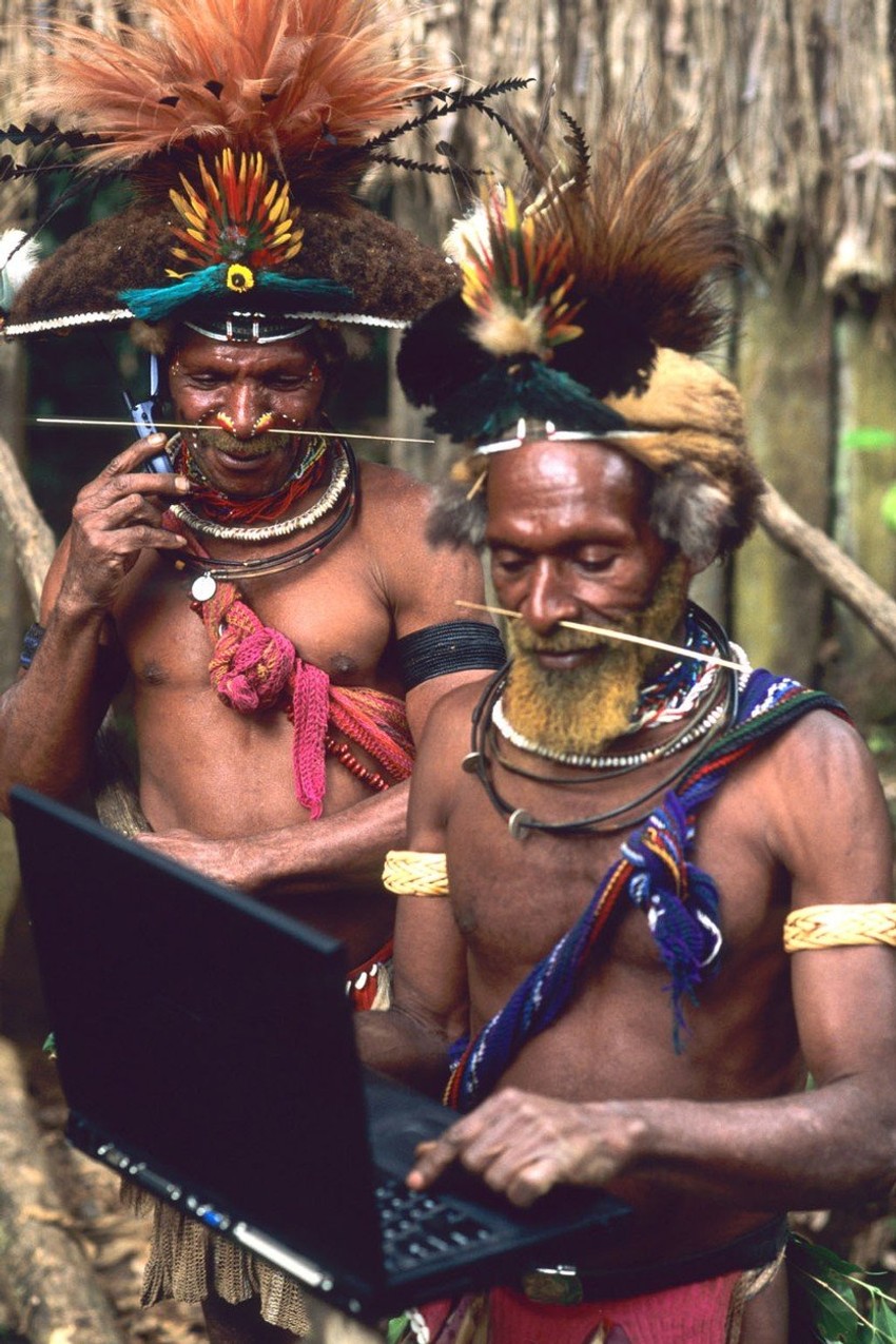 Pripadnici narod Huli sa laptopom i mobilnim telefonom