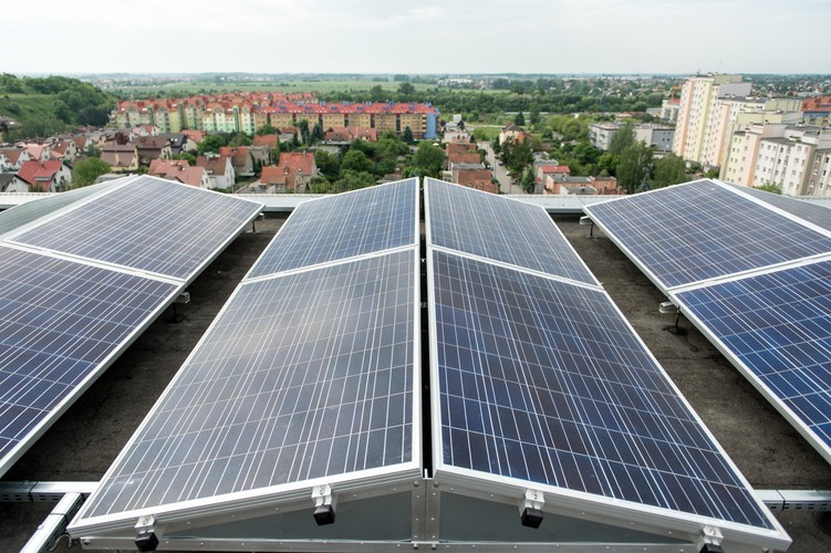 Co będzie zasilane energią z baterii słonecznych? Głównym celem jest zasilenie oświetlenie części wspólnych budynku m.in. korytarzy, wind czy maszynowni, natomiast nadwyżka energii będą mogła być sprzedawana do sieci. Poza oczywistym zyskiem w postaci darmowego prądu jest jeszcze inna korzyść, trudniejsza do zmierzenia, ale nie mniej ważna, zmniejszenie emisji gazu cieplarnianego CO2.

<br><br> fot. (mk/mr) PAP/Maciej Kulczyński