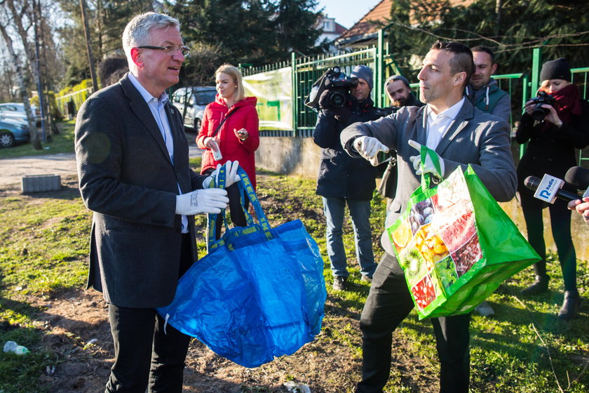 Prezydent Jacek Jaśkowiak sprzątał