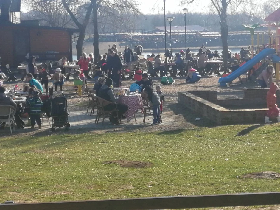 Posetioci su napunili kafiće na Adi