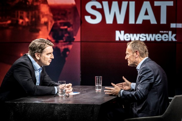 Tomasz Lis i Donald Tusk podczas nagrywania podcastu, Warszawa, 2 listopada 2021 r