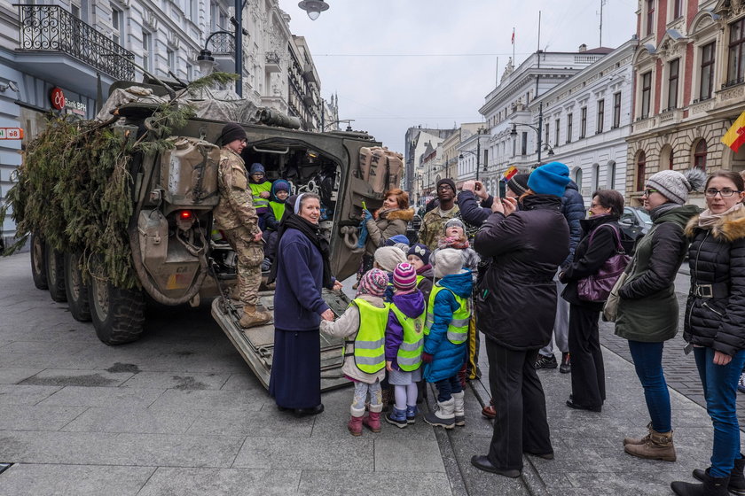 Amerykańscy żołnierze na Piotrkowskiej w Łodzi 