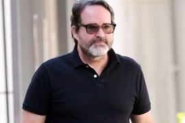 Bio je TOLIKO ZGODAN da su ženama KOLENA KLECALA kad se pojavi, sad ga ni rođena majka NE PREPOZNAJE: Glumac nabacio STOMAK I BRADU, slavni dani su pluskvamperfekat