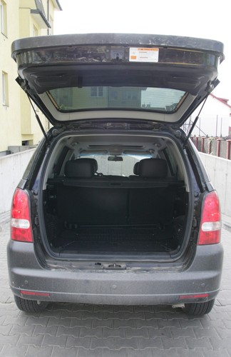 ogromne możliwości transportowe rextona - kufer zmieści od 935 do ponad 1500 litrów (!). Mało tego, koreańska terenówka kryje jeszcze jeden talent - pociągnie przyczepę ważącą o 1200 kg więcej niż on sam. Ładowność - 760 kg