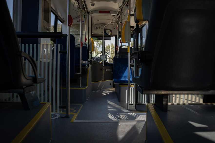 Szokujące zachowanie pasażerów autobusu wobec ciężarnej