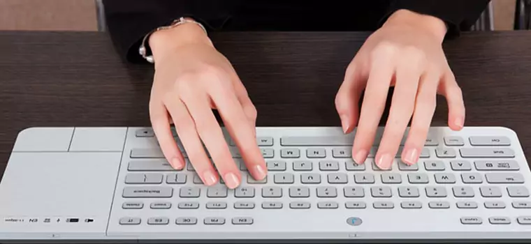 Pisanie jedną ręką na klawiaturze jest lepsze? Tak twierdzą brytyjscy naukowcy