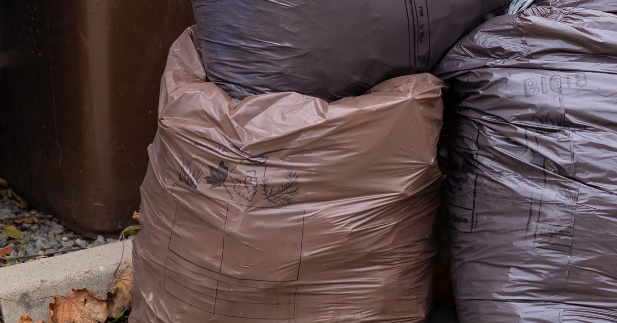 Znikają brązowe worki na bioodpady. Od 2026 roku nie wyrzucisz śmieci jak dotąd. Nadchodzi duża zmiana w segregacji śmieci