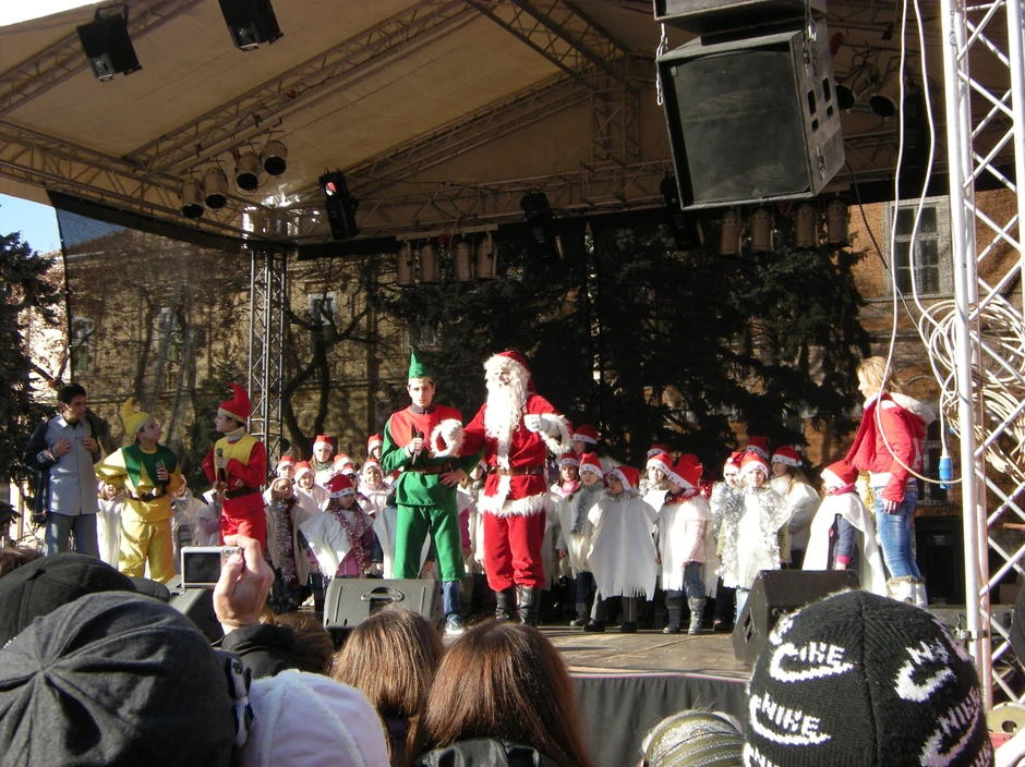 Hor "Čuperak" i glumci Dečjeg pozorišta "Lane"