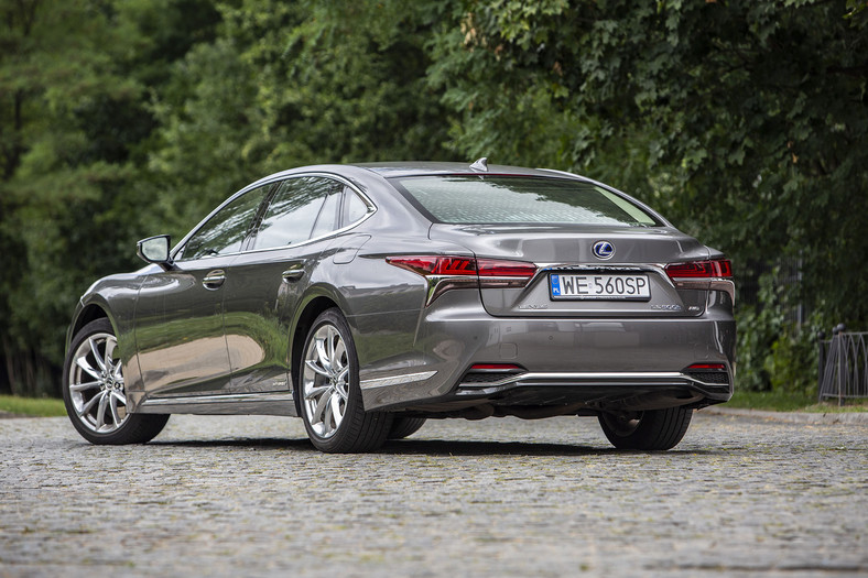 Lexus LS500h - jeździć czy być wożonym?