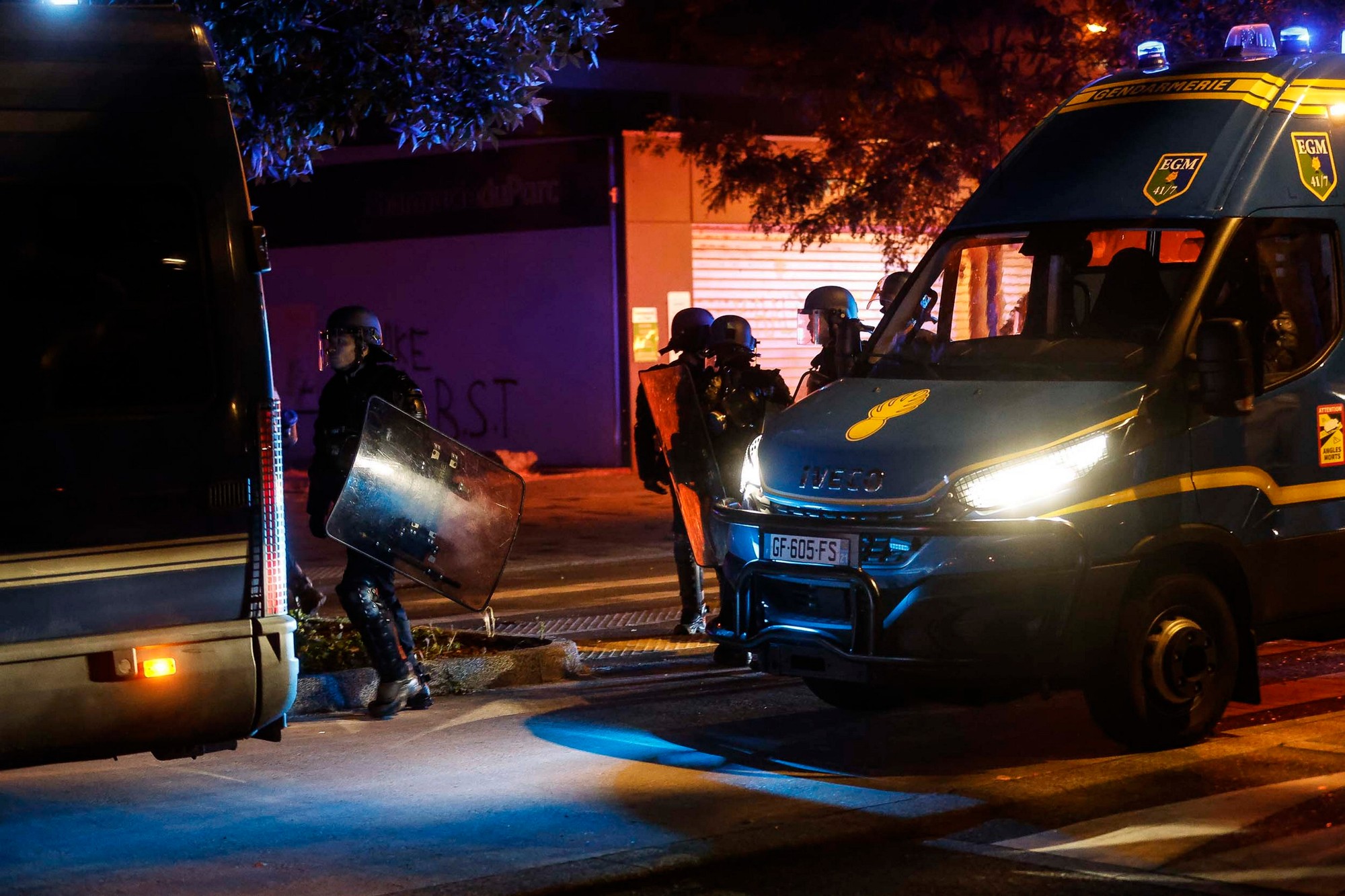 Vo Francúzsku vypukli protesty po minulotýždňovom zastrelení tínedžera policajtom.