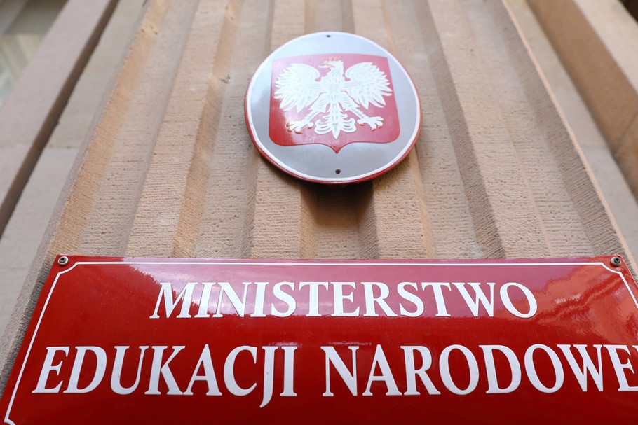 Zarobki najmniej zarabiających nauczycieli wzrosną od 1 stycznia, tak by pracujący w szkole nie zarabiali poniżej nowej pensji minimalnej. 