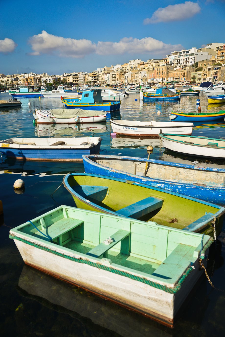 Marsaxlokk - Słynne kolorowe łodzie ozdobione okiem Ozyrysa kołyszą się na wodzie w osadzie rybackiej Marsaxlokk