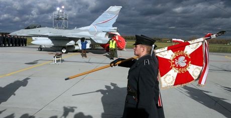 POZNAN KRZESINY 09.11.2006UROCZYSTOSC PRZEJECIOA PRZEZ WP MYSLIWCOW F16NZFOT GRZEGORZ JAKUBOWSKI