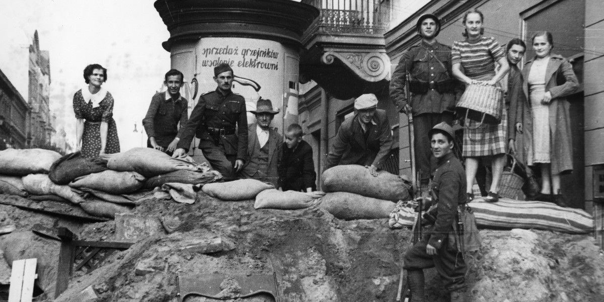 Polscy żołnierze i warszawiacy na barykadzie w stolicy w 1939 roku. 