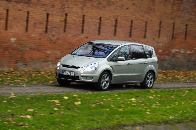 Ford S-Max: funkcjonalny, oszczędny i dobrze jeździ