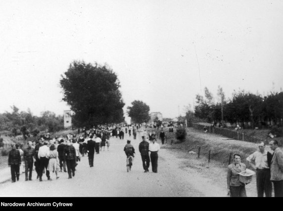 Zabawy ludowe na Bielanach w Warszawie - rok 1948 - zdjęcie pochodzi z archiwów Narodowego Archiwum Cyfrowego