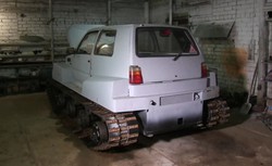 Niezwykłe dzieło emerytowanego kierowcy. Rosjanin przerobił mały samochód na... pojazd gąsienicowy