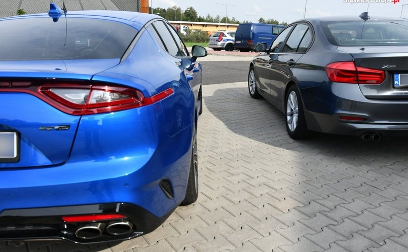 Nieoznakowana Kia Stinger i BMW serii 3