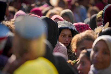 Palestinska deca u redu za hranu u Deir al Balahu u Gazi 17. decembra
