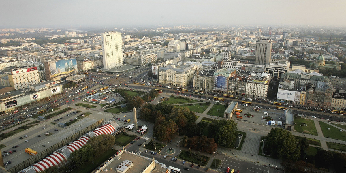Na mocy dekretu Bieruta przejęto m.in. grunty w ścisłym centrum miasta w rejonie Pałacu Kultury i Nauki (widok z PKiN w kierunku ronda Dmowskiego)