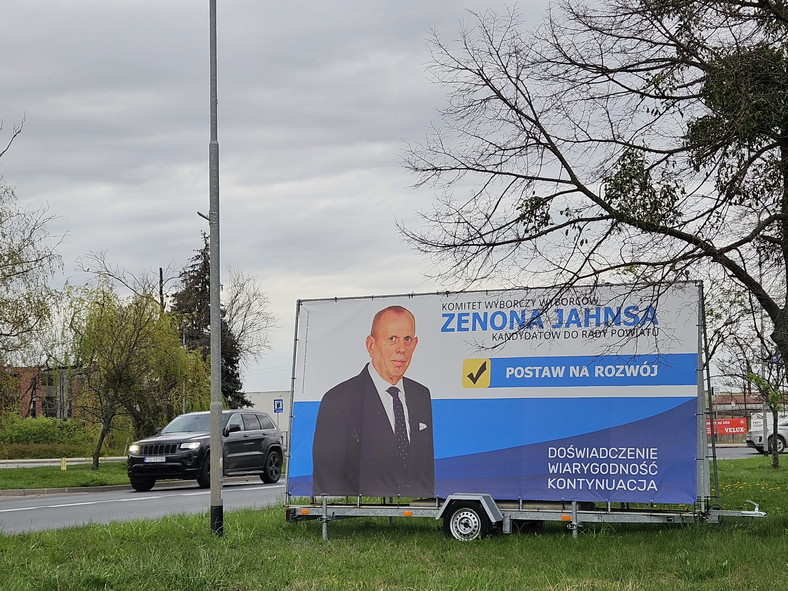 Plakat wyborczy starosty Zenona Jahnsa przed wyborami samorządowymi z 7 kwietnia 2024 r.