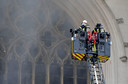 Strażacy gaszący pożar w katedrze