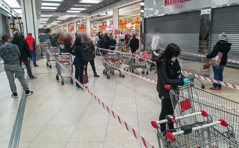 Rozwój pandemii koronawirusa a chodzenie po galeriach handlowych