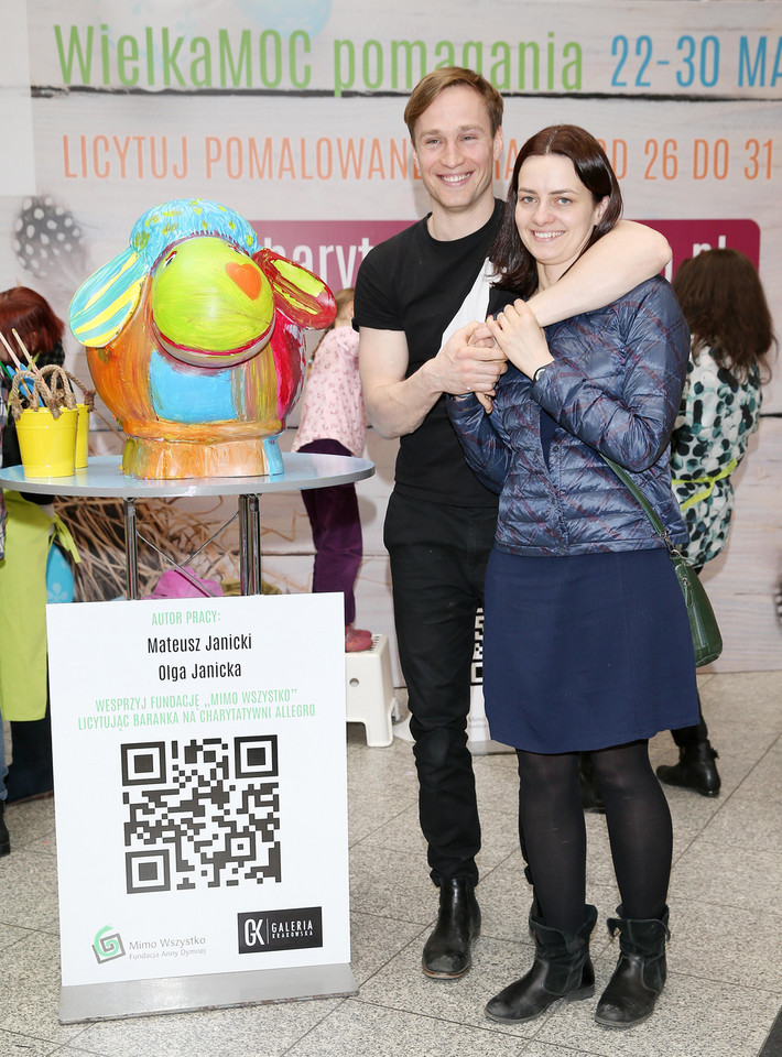 Mateusz Janicki z żoną w akcji "WielkaMOC pomagania"