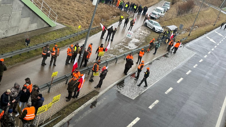 Kilkudziesięciu myśliwych wspiera protest podlaskich rolników na S8