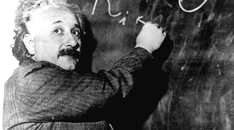 Népszerű legenda Albert Einsteinnel kapcsolatban az is, hogy balkezes volt - a fotón, amin a táblára ír, nem úgy tűnik /Fotó: Northfoto