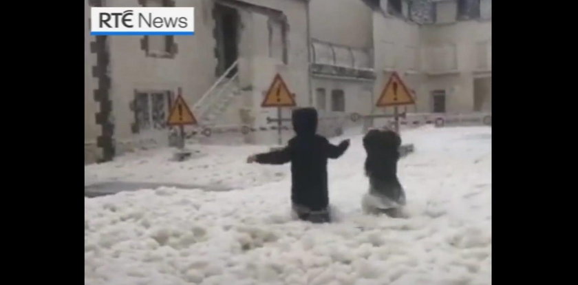 Francuskie miasto zalała piana WIDEO