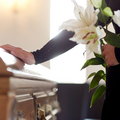 Zasiłek pogrzebowy 2023 — ile wynosi i komu przysługuje?