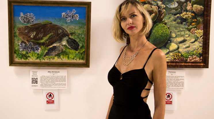 Olga akár 850 ezer forintnyi amerikai dollárt
is kap egy víz alatt készült festményéért /Fotó: Profimedia - reddot