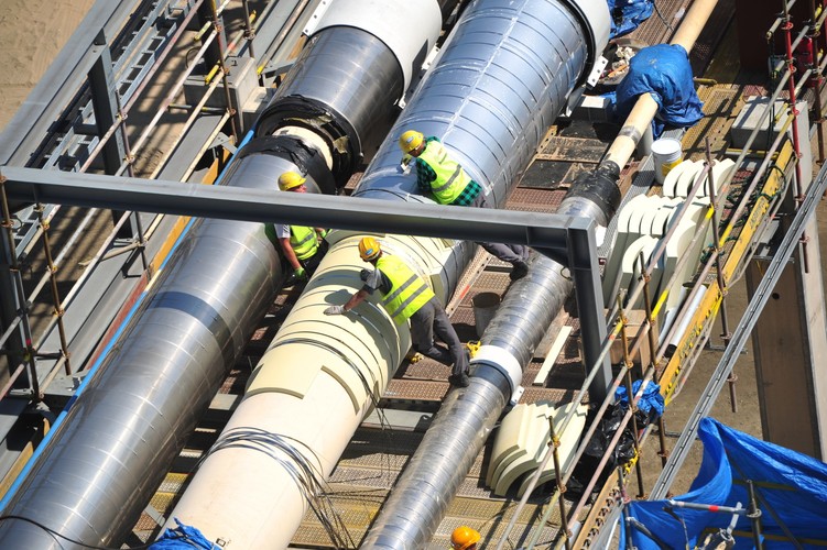 Na zdj. prace na terenie budowy, stan z 16 lipca 2014 r., gazoportu w Świnoujściu. <br><br> fot.(cat) PAP/Marcin Bielecki