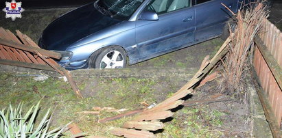 Rzucił się na maskę auta. Miał ważny powód