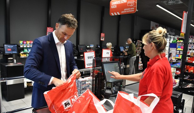 Mali obišao market i napravio račun od  4.991 dinara