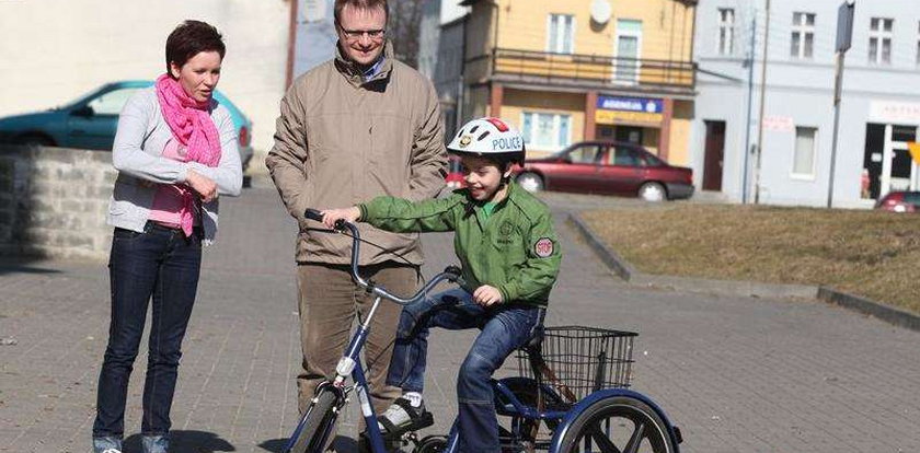 Adaś dostał rower od komentatora "Faktu"