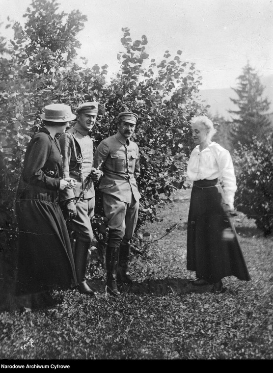 Stoją na polanie od lewej: Aleksandra Szczerbińska, porucznik Bolesław Długoszowski-Wieniawa, brygadier Józef Piłsudski, Maria Michalewska, 1916 r.