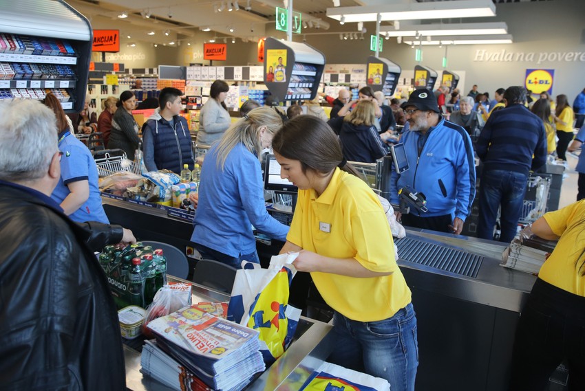 Lidl će raditi skraćeno do 18h, a neće raditi 1. i 7. januara