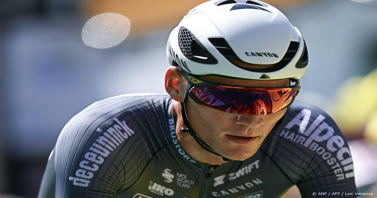 Van-der-Poel-wint-het-eerste-veldrit-duel-overtuigend-Van-Aert-met-pech-zevende