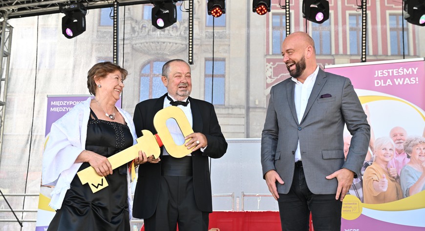 Prezydent Jacek Sutryk właśnie przekazał seniorom klucze do miasta. Jak widać, obie strony są z tej transakcji zadowolone...