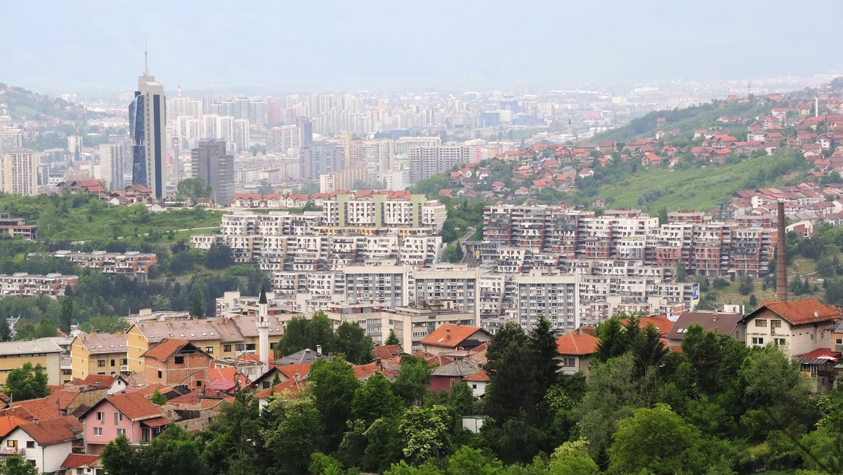 Korupcja, bezrobocie, rozdęty aparat państwowy, szara strefa i słabe warunki dla biznesu - Bośnia i Hercegowina (BiH) ma niewiele do zaoferowania swym młodym obywatelom. Marzą o emigracji i 20 lat po zakończeniu wojny obawiają się wybuchu nowego konfliktu.