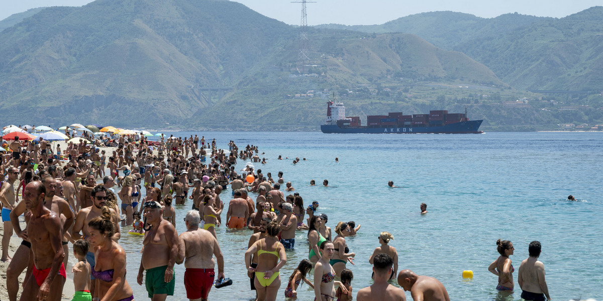 Mieszkańcy i turyści na Sycylii szukają ochłody podczas fali tegorocznych upałów.