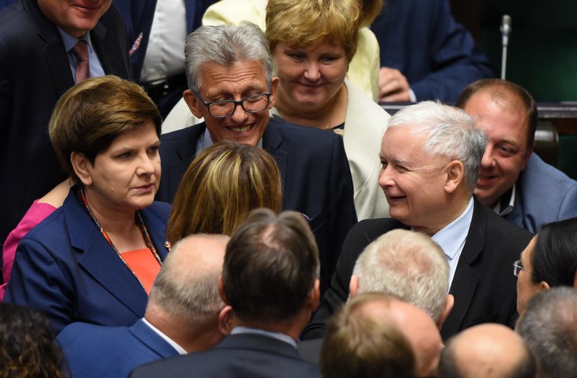 Beata Szydło może otwierać szampana. Oto powód!